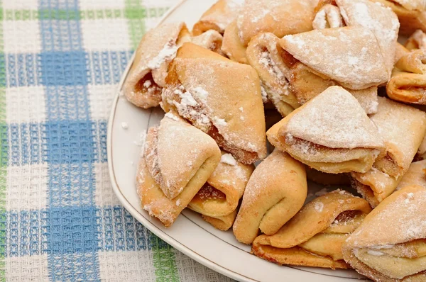 Soubory cookie domácí tvaroh s apple jam na bílé desce — Stock fotografie