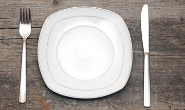 boş tabak bıçak ve çatal ahşap tablo