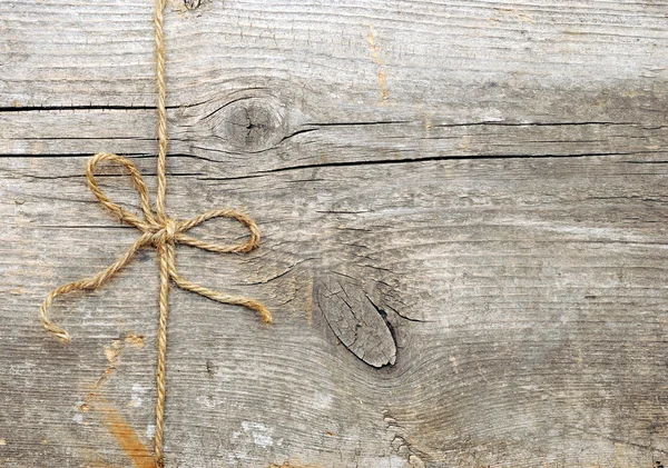 Schnur in Schleife gebunden, über altem Holz — Stockfoto