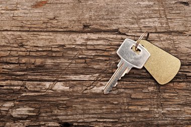 ahşap bir masa üzerinde tek anahtar