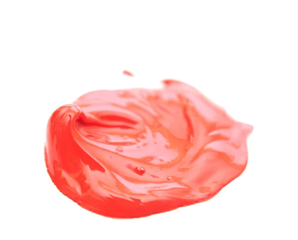 Fehér háttér piros festék csepp közelről — Stock Fotó