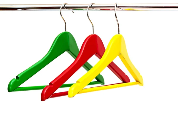 Close up van kleurrijke doek hangers in rij op witte achtergrond — Stockfoto