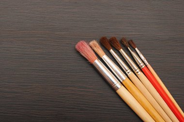 koyu ahşap zemin üzerinde Boya fırçaları