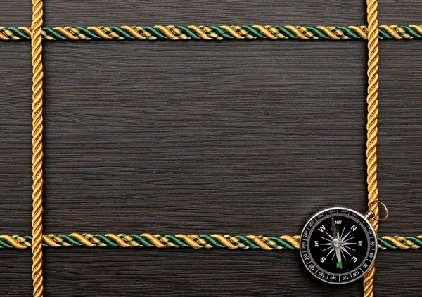 Kleurrijke touw frame met kompas op houten achtergrond — Stockfoto