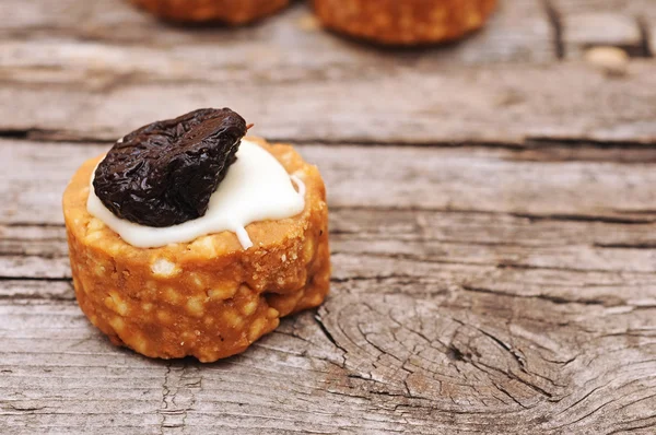 Biscoitos com chantilly e ameixas — Fotografia de Stock