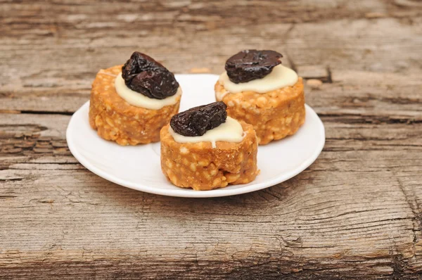 Печенье со взбитыми сливками и черносливом — стоковое фото
