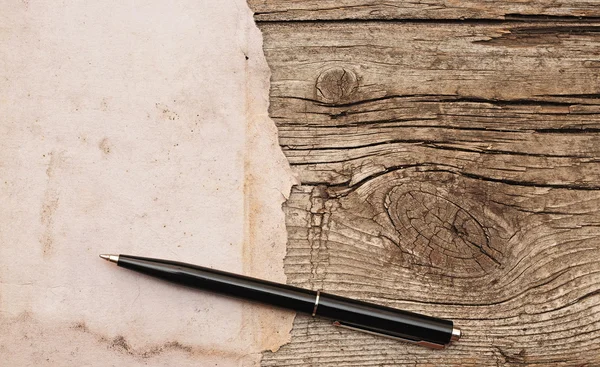 古い木製のテーブルの上の古い紙にペン — ストック写真