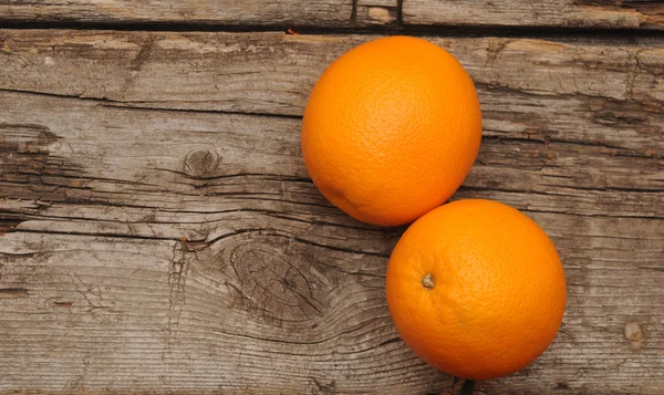 木製の背景に新鮮な甘いオレンジ — ストック写真
