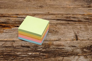 canlı bloğunu renkli mesaj ahşap arka plan üzerine notlar