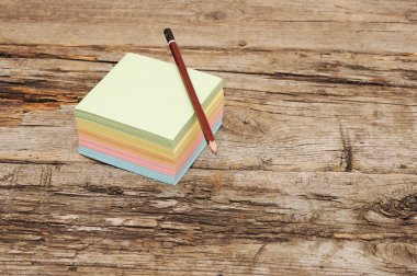 kalem ve blok ahşap arka plan etiketleri