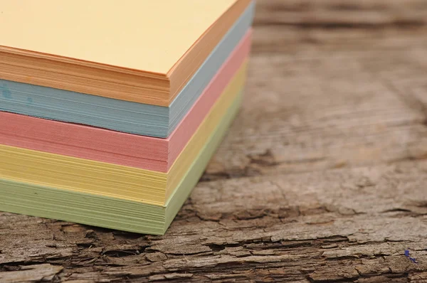 Blokk a post-it jegyzetek, a régi, fából készült háttér — Stock Fotó