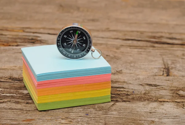 Bunte Post it Notizblock mit Kompass auf Holztisch — Stockfoto