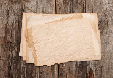 Eski gazeteleri ahşap zemin üzerine yığını