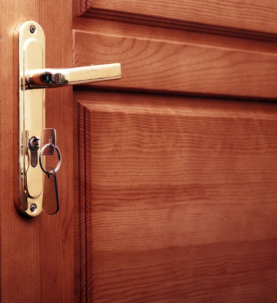 Schlüssel mit Blindenanhänger an Tür — Stockfoto