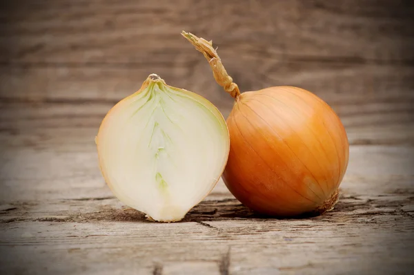 Head of onion on a wood background. — Stock Photo, Image