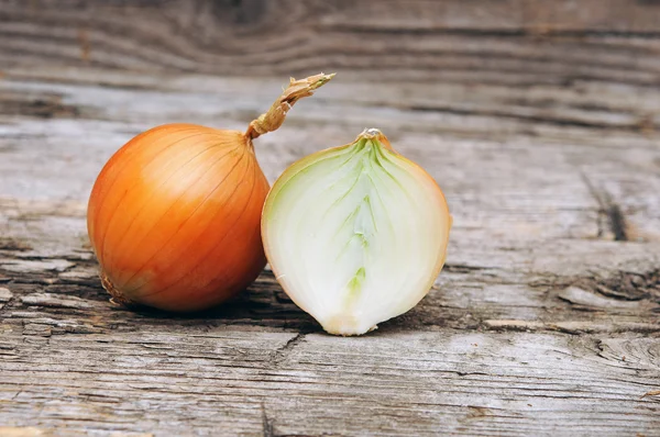 Organic onions on wooden background — Stock Photo, Image