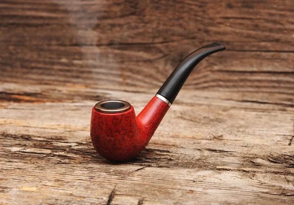 木製の背景上のタバコのパイプ — ストック写真