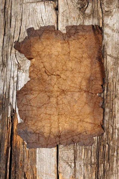 Hoja de papel vieja sobre fondo de madera —  Fotos de Stock