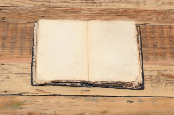 Livre vintage, ouvert, sur une vieille table en bois — Photo