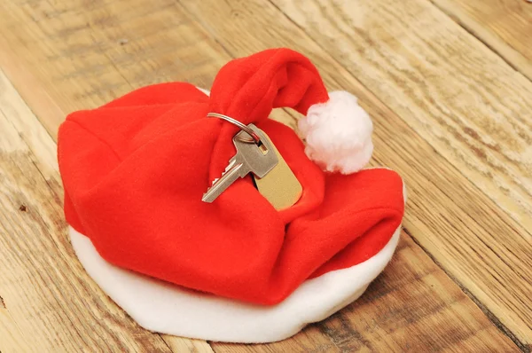 Santa's sleutel met lege label op oude houten tafel — Stockfoto