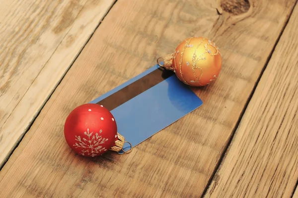 Kerstmis bal met wenskaart op houten achtergrond — Stockfoto