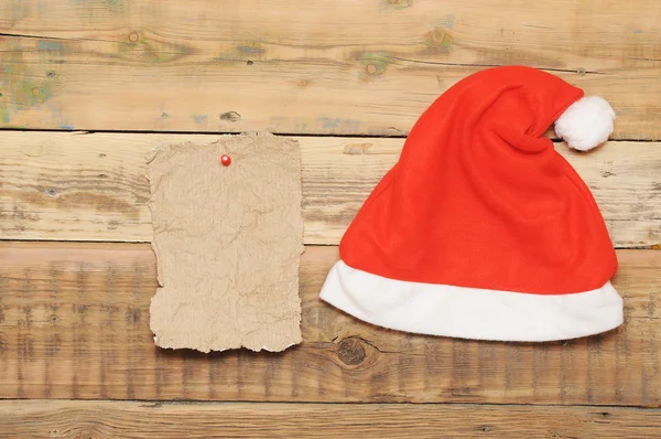 Gorra de Navidad en hoja de papel en blanco grunge — Foto de Stock