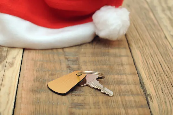 Weihnachtsmannschlüssel mit leerem Etikett auf altem Holztisch — Stockfoto