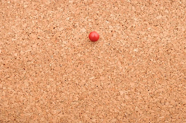 Roter Stecknadel auf einem Korkbrett — Stockfoto