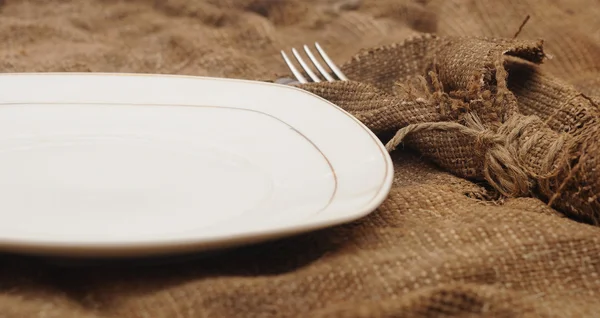 Närbild kniv och gaffel i gammal textil servett — Stockfoto