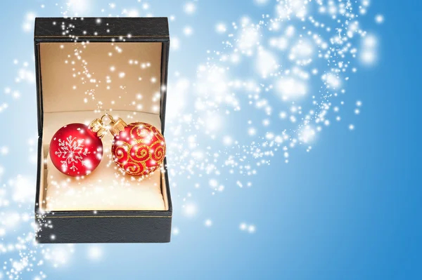 Magische Geschenkbox auf blauem Hintergrund öffnen — Stockfoto
