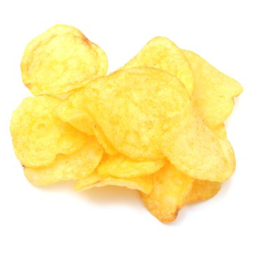 Beyaz arkaplanda izole edilmiş patates cipsi yığını