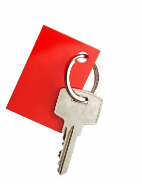 Beyaz backgro izole metni boş kırmızı etiket ile anahtar