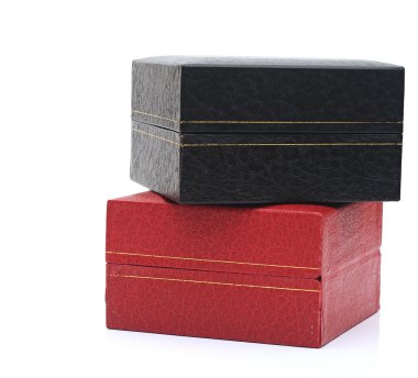 Beyaz arka plan üzerinde siyah ve kırmızı hediye kutuları.