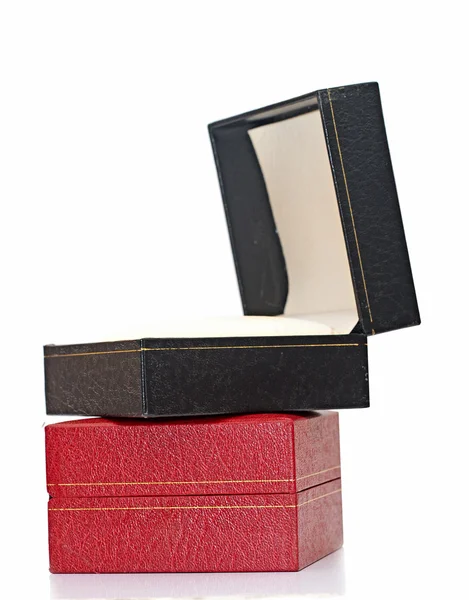 Caixas de presente preto e vermelho sobre fundo branco . — Fotografia de Stock