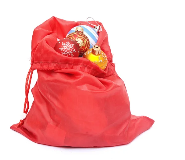 Mikulás piros táska-val fehér háttér karácsonyi játékok. — Stock Fotó