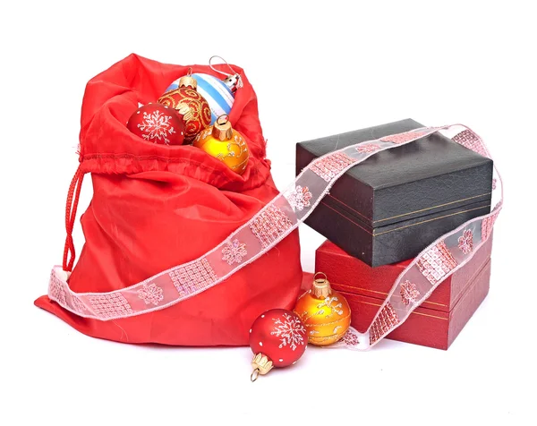 Χριστούγεννα διακόσμηση--closeup κόκκινη Χριστουγεννιάτικη μπάλα και δώρο στους — Φωτογραφία Αρχείου