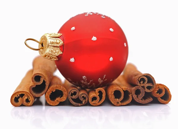 Palitos de canela y bola de Navidad — Foto de Stock