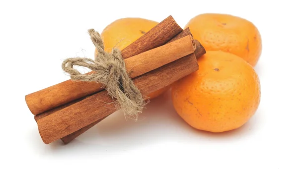 Tangerines και κανέλα κολλά σε άσπρο φόντο — Φωτογραφία Αρχείου