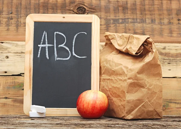 School lunch met zwarte schoolbord klaar voor uw tekst. — Stockfoto