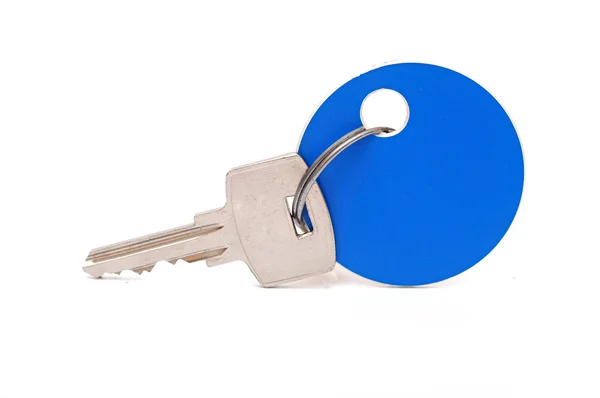 Κλειδί με κενό μπλε ετικέτα που απομονώνονται σε λευκό φόντο — Φωτογραφία Αρχείου