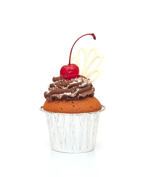 Cupcake com creme de chocolate e cereja isolada em branco — Fotografia de Stock