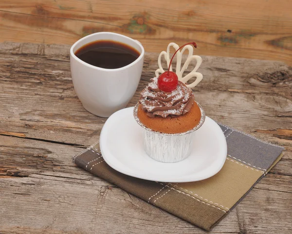 Шоколадний кекс з вишнею та чашкою кави — стокове фото