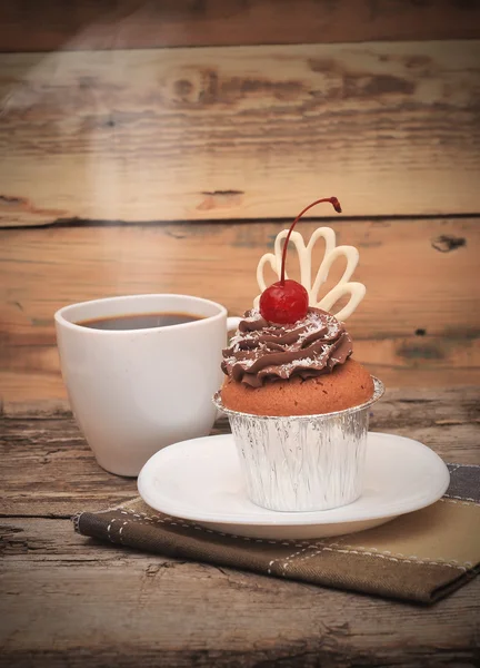 Шоколадний торт на білій тарілці з чашкою кави — стокове фото