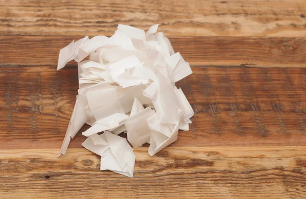 Stapel verfrommeld papier op houten tafel — Stockfoto