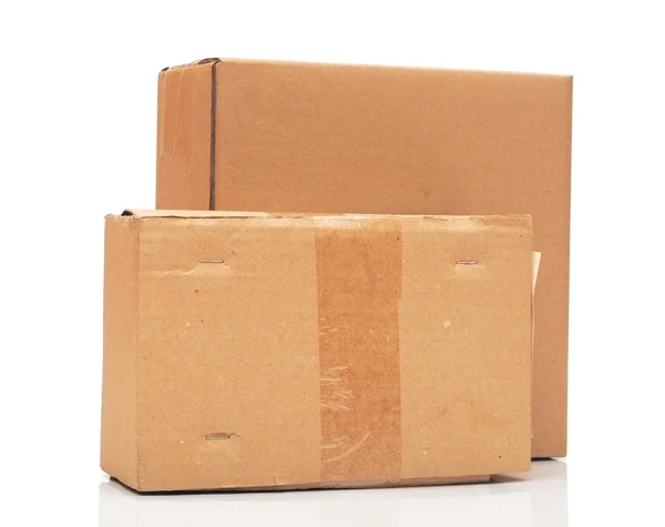 Kartónové krabice na bílém pozadí — Stock fotografie