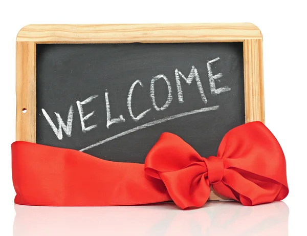 Ordet "Välkommen" - vit krita handskrift på liten skola trä — Stockfoto
