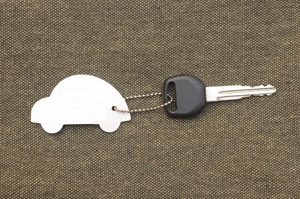 Κλειδιά στο αυτοκίνητο με μπιχλιμπίδια με τη μορφή ενός αυτοκινήτου. — Φωτογραφία Αρχείου