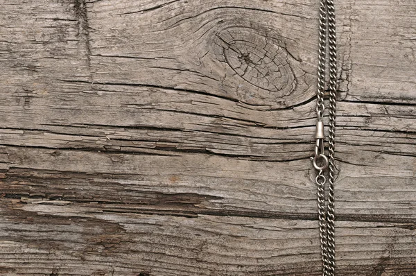 Cadena oxidada y fondo de madera envejecida — Foto de Stock