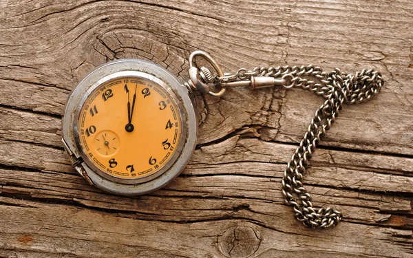 Reloj de bolsillo vintage en tablero de madera — Foto de Stock