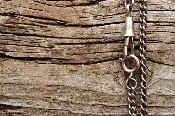 Cerrar cadena de metal sobre fondo de madera — Foto de Stock